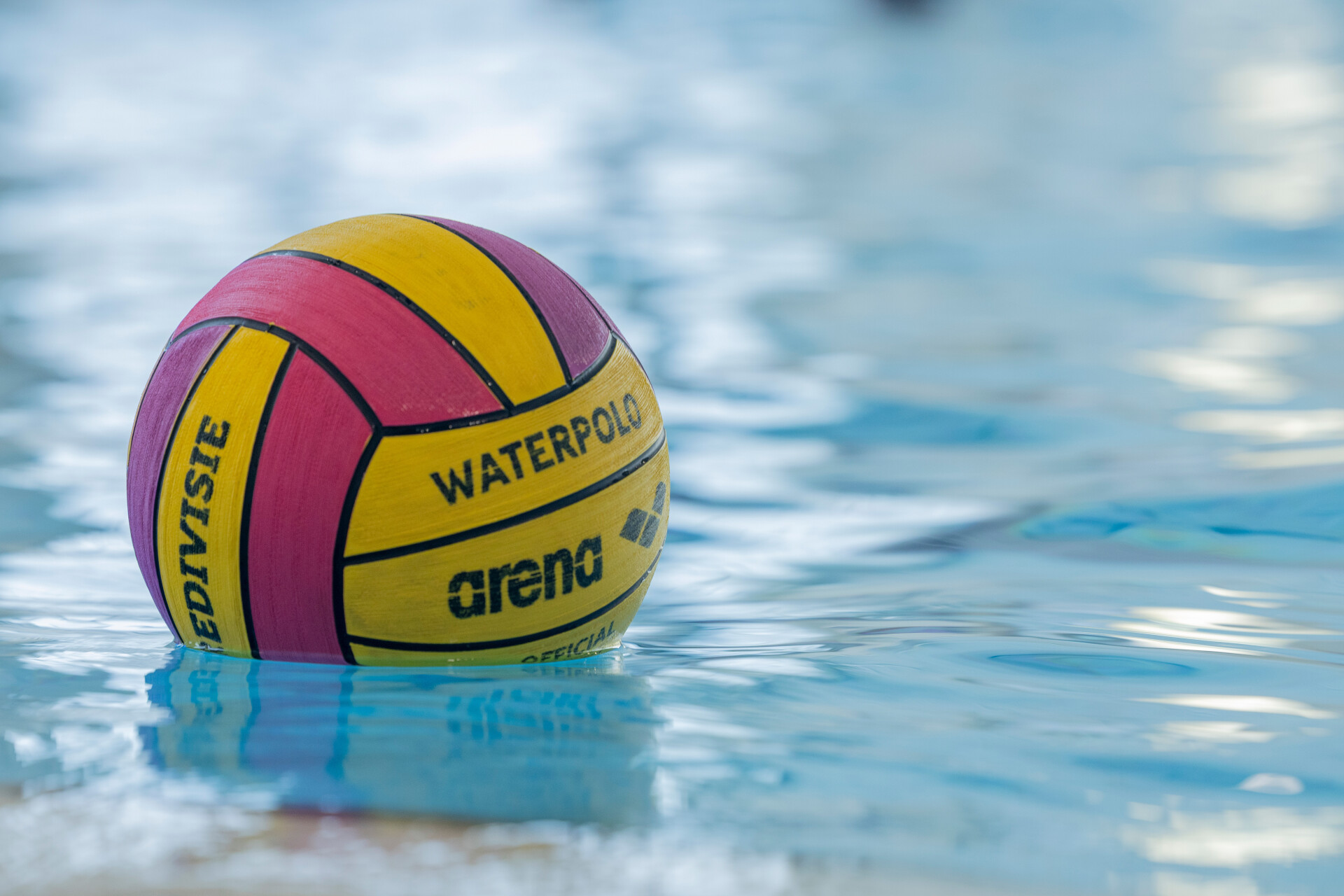 Bal op water in zwemcentrum Dordrecht bij RTC-HD training